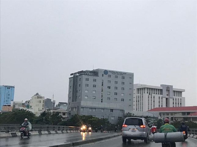 Sáng nay, TPHCM có mưa kèm theo gió do ảnh hưởng bão Tembin ảnh 3