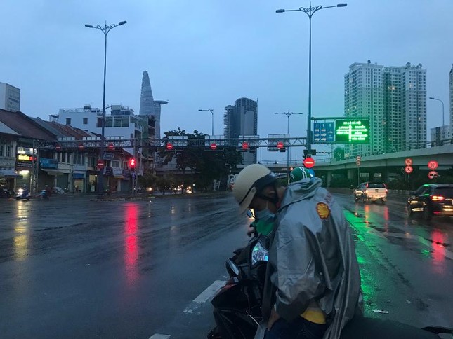 Sáng nay, TPHCM có mưa kèm theo gió do ảnh hưởng bão Tembin ảnh 7