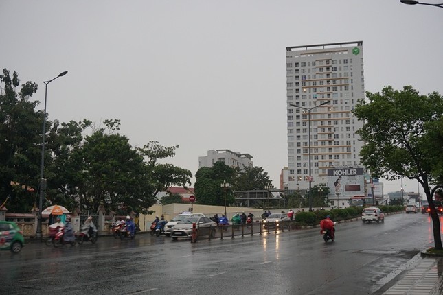Sáng nay, TPHCM có mưa kèm theo gió do ảnh hưởng bão Tembin ảnh 5