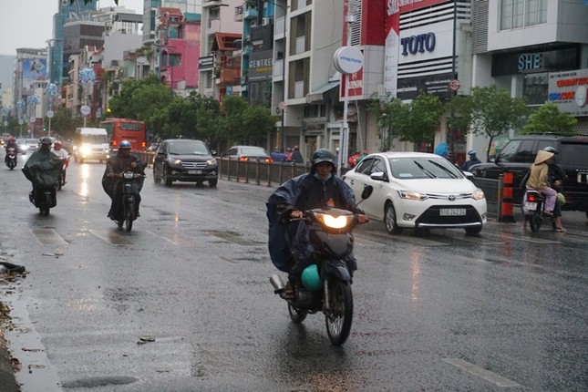 Sáng nay, TPHCM có mưa kèm theo gió do ảnh hưởng bão Tembin ảnh 4
