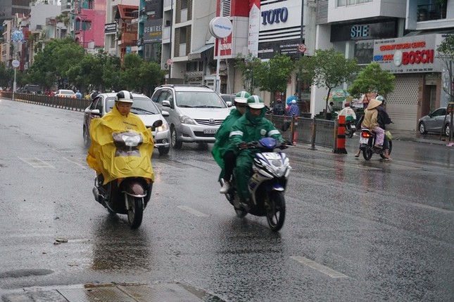 Sáng nay, TPHCM có mưa kèm theo gió do ảnh hưởng bão Tembin ảnh 1