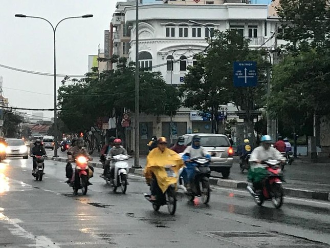 Sáng nay, TPHCM có mưa kèm theo gió do ảnh hưởng bão Tembin ảnh 6