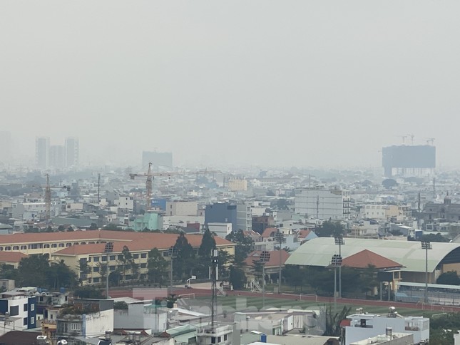 Cuối tuần, sương mù phủ kín cao ốc Sài Gòn ảnh 9
