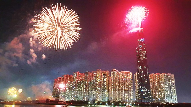 Pháo hoa rực sáng bầu trời TPHCM chào năm mới 2020 ảnh 7