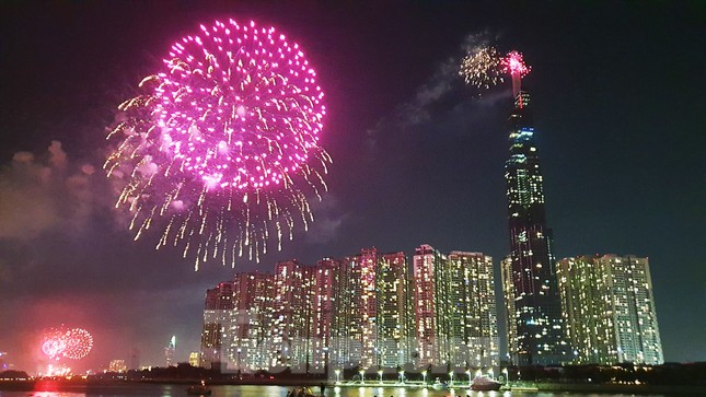 Pháo hoa rực sáng bầu trời TPHCM chào năm mới 2020 ảnh 5