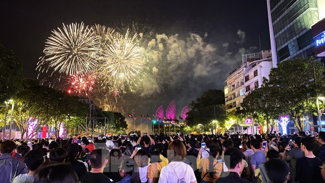 Pháo hoa rực sáng bầu trời TPHCM chào năm mới 2020 ảnh 11