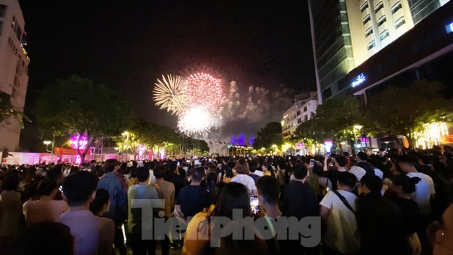 Pháo hoa rực sáng bầu trời TPHCM chào năm mới 2020 ảnh 3