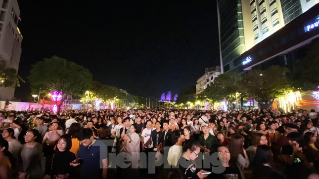 Pháo hoa rực sáng bầu trời TPHCM chào năm mới 2020 ảnh 1