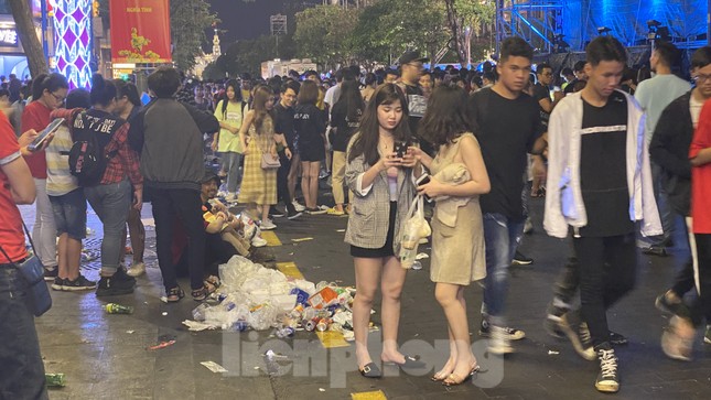 Ngổn ngang rác trên phố đi bộ Nguyễn Huệ sau màn bắn pháo hoa ảnh 9