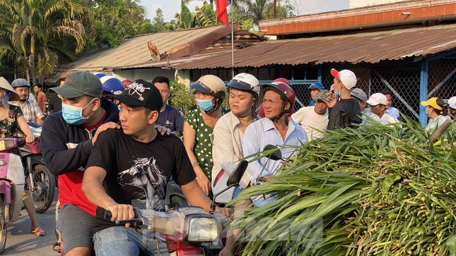 Người dân bất chấp nguy hiểm tụ tập xem cảnh sát vây kẻ nổ súng giết 4 người ảnh 1