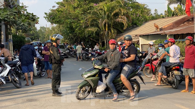 Người dân bất chấp nguy hiểm tụ tập xem cảnh sát vây kẻ nổ súng giết 4 người ảnh 4
