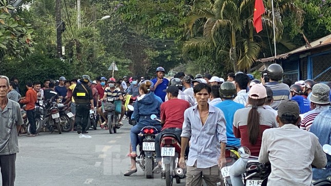 Người dân bất chấp nguy hiểm tụ tập xem cảnh sát vây kẻ nổ súng giết 4 người ảnh 5