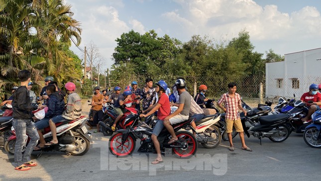 Người dân bất chấp nguy hiểm tụ tập xem cảnh sát vây kẻ nổ súng giết 4 người ảnh 9