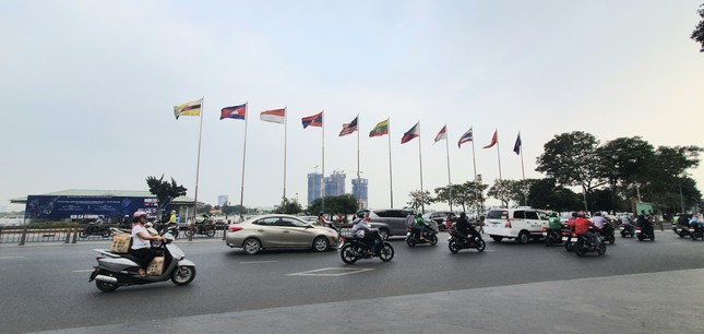 Cuối phố đi bộ Nguyễn Huệ là đường Tôn Đức Thắng, hướng ra sông Sài Gòn vốn là con đường tấp nập xe cộ. Hai bức ảnh chụp trước khi có dịch bệnh COVID-19 và ảnh chụp ngày 26/3 khá vắng vẻ, con đường thông thoáng. 1