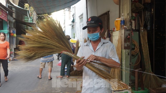 Người Sài Gòn tất bật làm chổi đót bán Tết ảnh 1