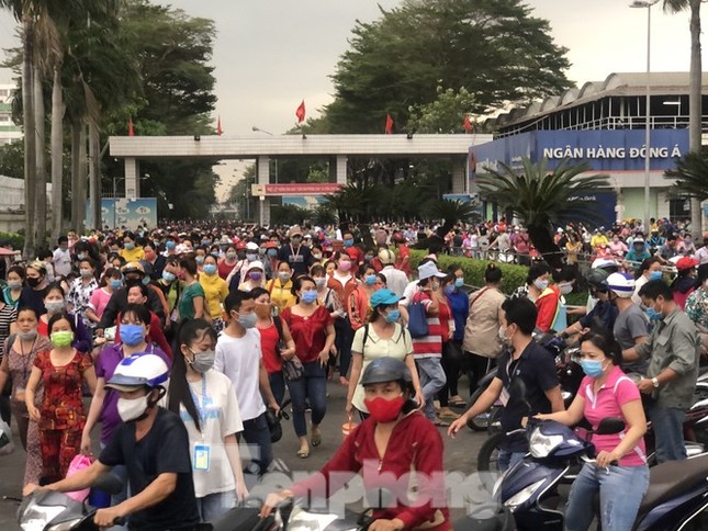 Dịch COVID-19 trở lại, TPHCM có hơn 270.000 công nhân không về quê ăn Tết ảnh 2