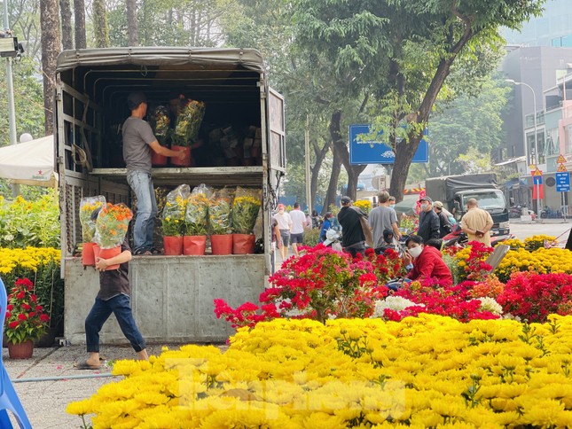 Chợ hoa lớn nhất Sài Gòn vắng khách ngày cận Tết ảnh 3