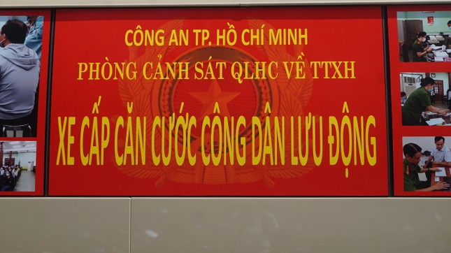 Cận cảnh ô tô chuyên dụng lưu động cấp Căn cước công dân có gắn chip ảnh 1