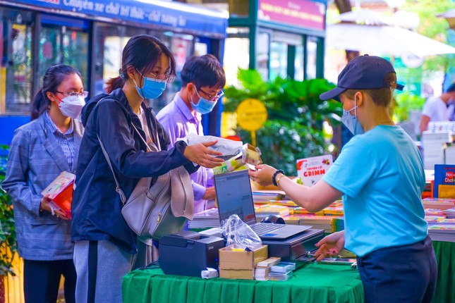 Cuối tuần, bạn trẻ Sài Gòn rủ nhau đi ‘săn sách’ ảnh 1