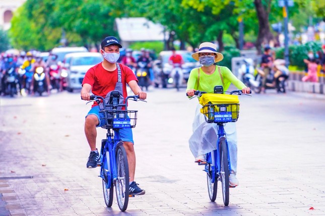 Bạn trẻ tìm năng lượng mới bằng xe đạp quanh thành phố ảnh 2