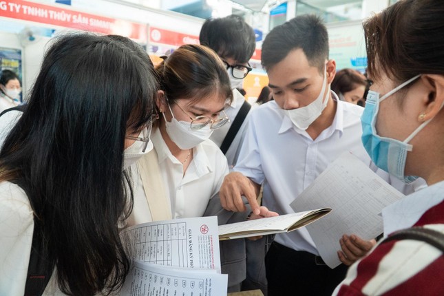 Sinh viên tìm kiếm cơ hội việc làm tại 'Ngày hội việc làm doanh nghiệp Đài Loan 2022' ảnh 1