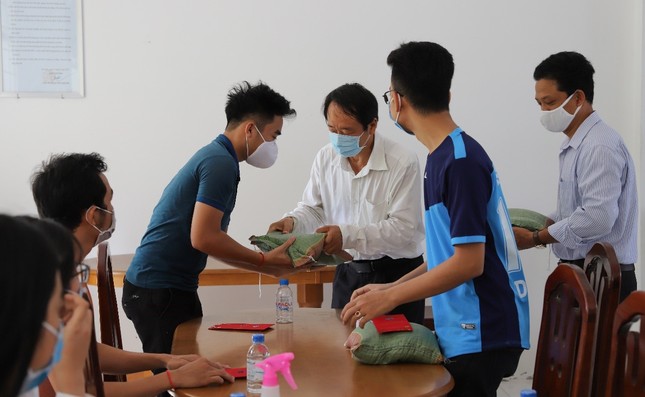 Trường ĐH Trà Vinh tặng quà cho du học sinh Campuchia ảnh 1