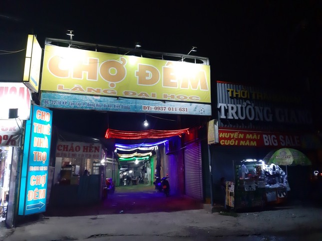 TP. HCM: Quán hàng quanh các trường đại học, cao đẳng đông trở lại ảnh 2