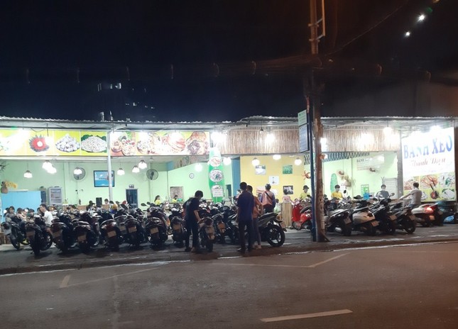 TP. HCM: Quán hàng quanh các trường đại học, cao đẳng đông trở lại ảnh 1