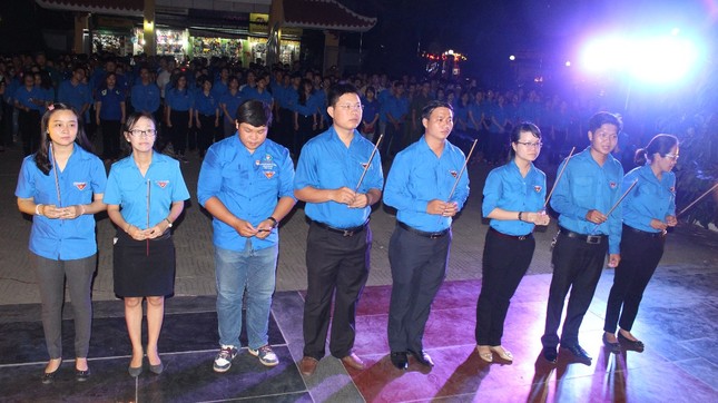 Tuổi trẻ TP. HCM thắp nến tri ân các anh hùng liệt sĩ ảnh 1