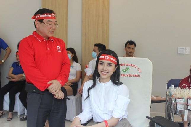 Á hậu Phương Nga và Á hậu Thúy An rạng ngời trong ngày hội hiến máu ảnh 7
