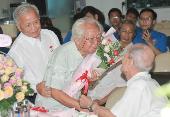 Nguyên Bí thư T.Ư Đoàn ra mắt cuốn tự truyện “Một đời nghĩa nặng tình sâu” ảnh 3