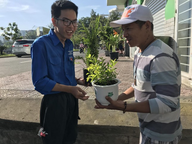 “Màu áo xanh” ra quân bảo vệ môi trường ảnh 1