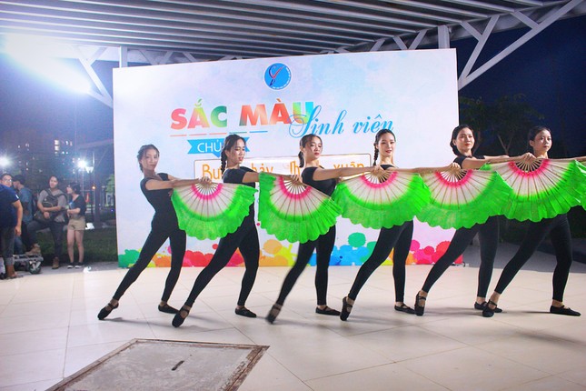 Sôi động sân chơi văn nghệ cuối tuần “Sắc màu sinh viên” ảnh 6