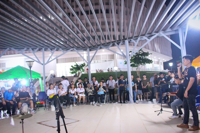 Sôi động sân chơi văn nghệ cuối tuần “Sắc màu sinh viên” ảnh 1