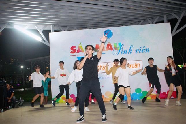 Sôi động sân chơi văn nghệ cuối tuần “Sắc màu sinh viên” ảnh 5