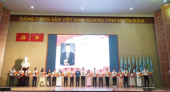 ĐHQG TP. HCM tuyên dương 25 đảng viên trẻ tiêu biểu ảnh 1