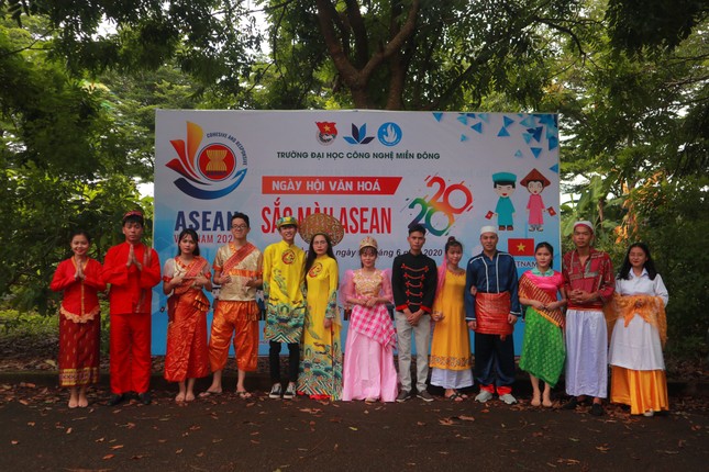 Ngày hội văn hóa “Sắc màu ASEAN 2020” tại trường ĐH Công nghệ Miền Đông ảnh 1
