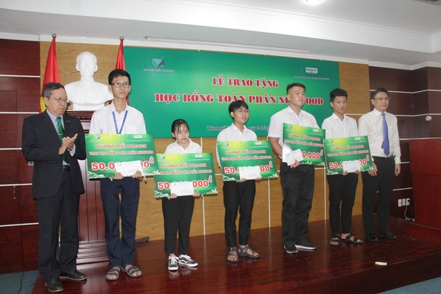 ĐHQG TP. HCM trao 600 triệu đồng học bổng cho sinh viên ảnh 1