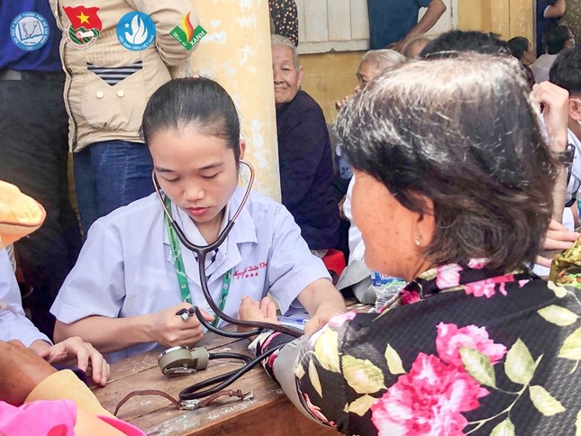 Sinh viên tình nguyện ĐH Y - Dược TP. HCM khám, phát thuốc miễn phí cho người dân Bến Tre ảnh 1