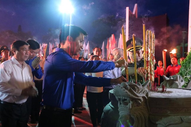 Tuổi trẻ Việt Nam tri ân các anh hùng liệt sĩ ảnh 3