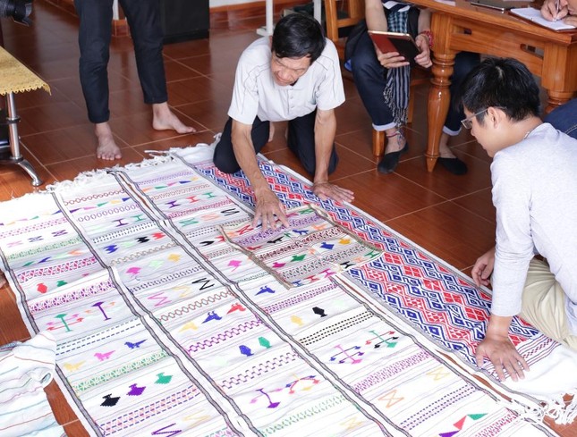 Những bạn trẻ muốn bảo tồn và phát triển thổ cẩm Việt ảnh 1
