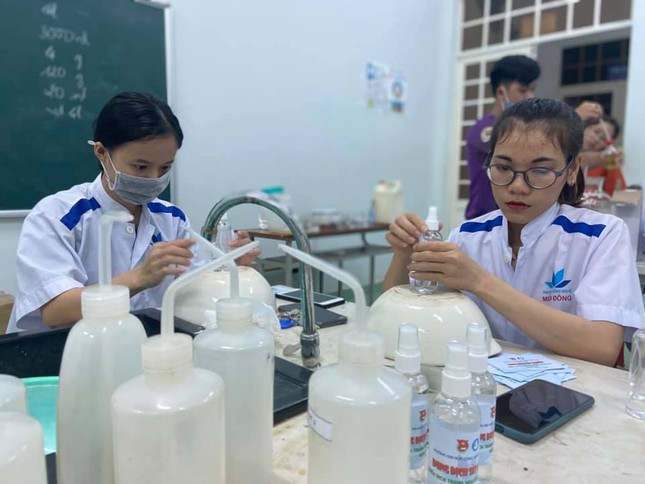Làm dung dịch sát khuẩn cho chương trình “Thanh niên tình nguyện Hè 2020” ảnh 1