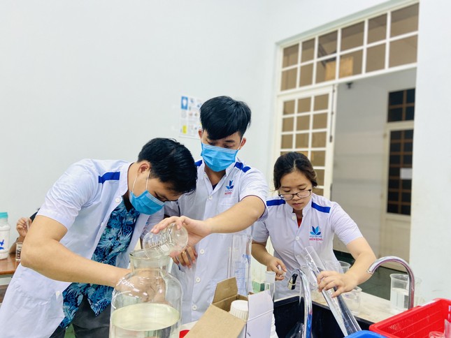 Làm dung dịch sát khuẩn cho chương trình “Thanh niên tình nguyện Hè 2020” ảnh 2