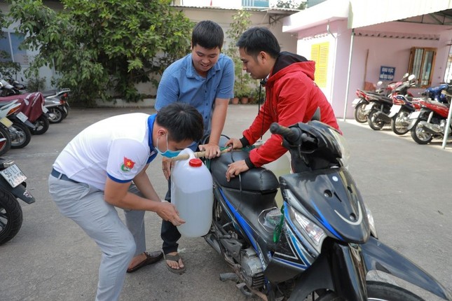 Thành Đoàn TP. HCM tặng dung dịch sát khuẩn cho các trường học ảnh 1