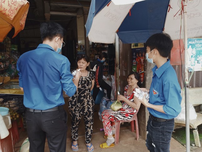 Tuổi trẻ ĐH Công nghệ Miền Đông tích cực chung tay đẩy lùi COVID-19 ảnh 1
