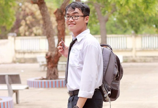 Thủ khoa được tài trợ học bổng toàn phần ảnh 1