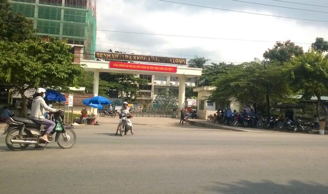 Bệnh nhân bị truy sát trong bệnh viện, bảo vệ thờ ơ đứng nhìn ảnh 1