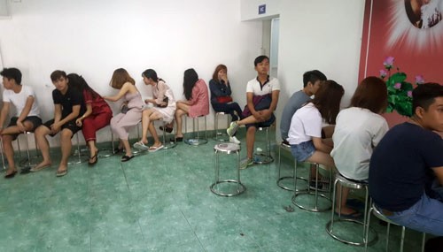 Hàng chục nam nữ 'phê' ma túy trong khách sạn ở Sài Gòn ảnh 1
