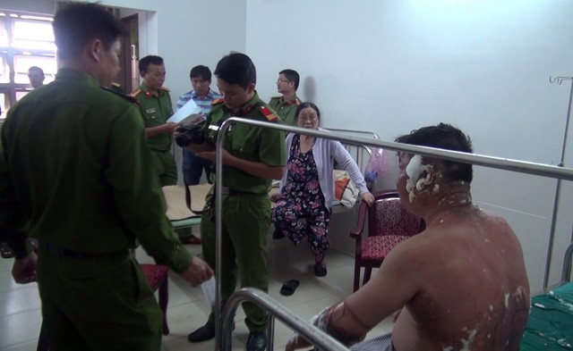 Ném “bom” xăng vào 1 người gây bỏng nặng ảnh 2