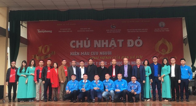 Sinh viên đội mưa rét đến hiến máu tình nguyện ảnh 1